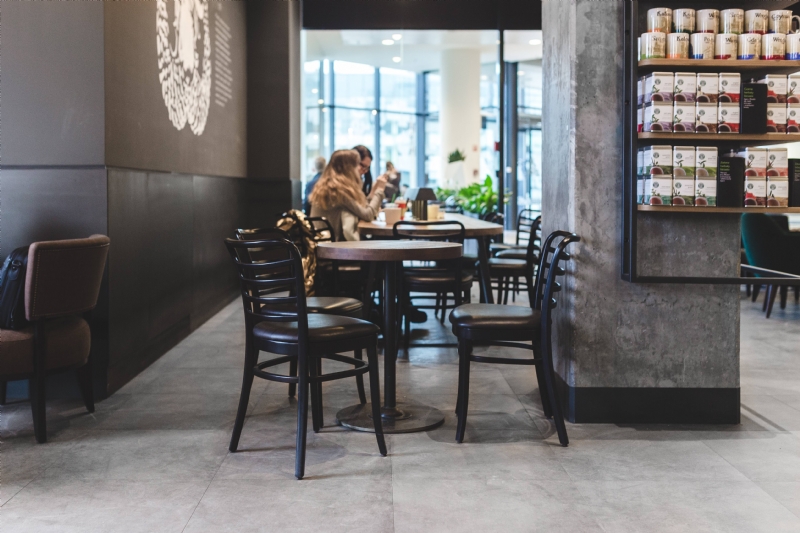 kaboompics_People sitting by a table.jpg 建筑参考,局部元素,室内装饰,