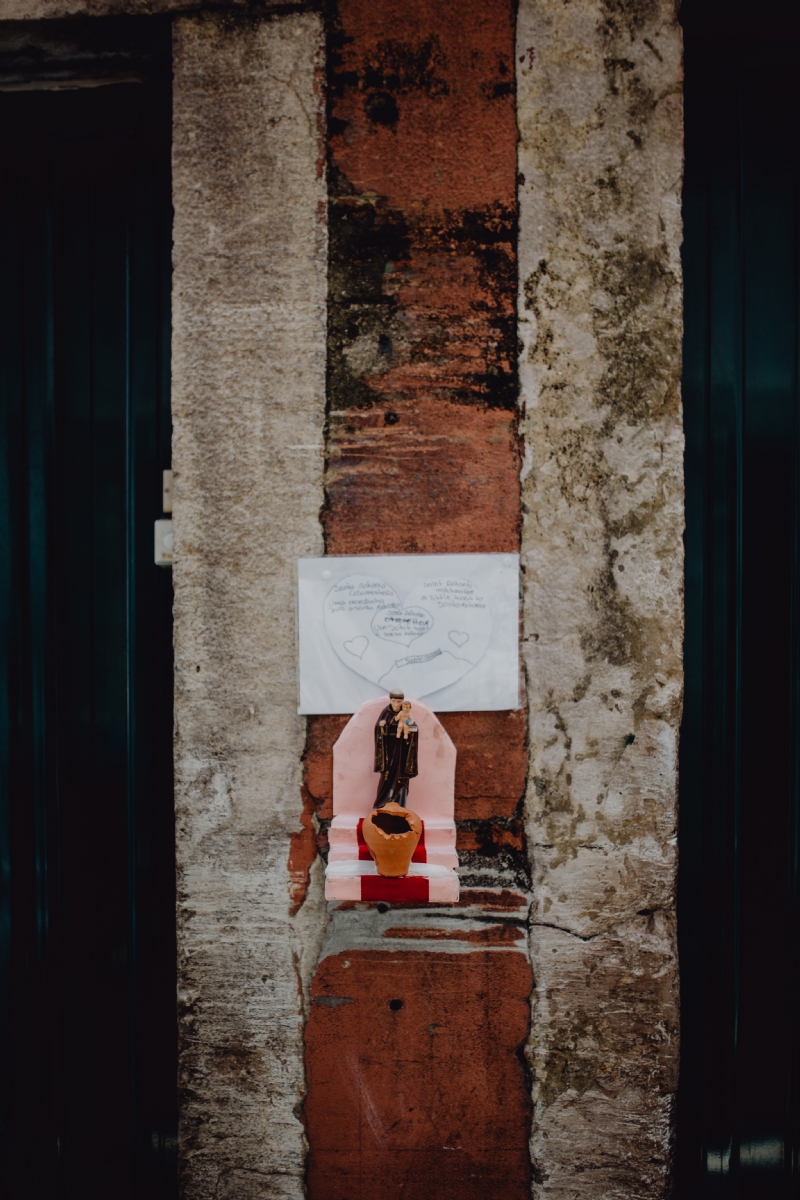 kaboompics_Saint Anthony shrine at Festa Santo Antonio in Alfama district, Lisbon, Portugal.jpg 建筑参考,局部元素,室内装饰,