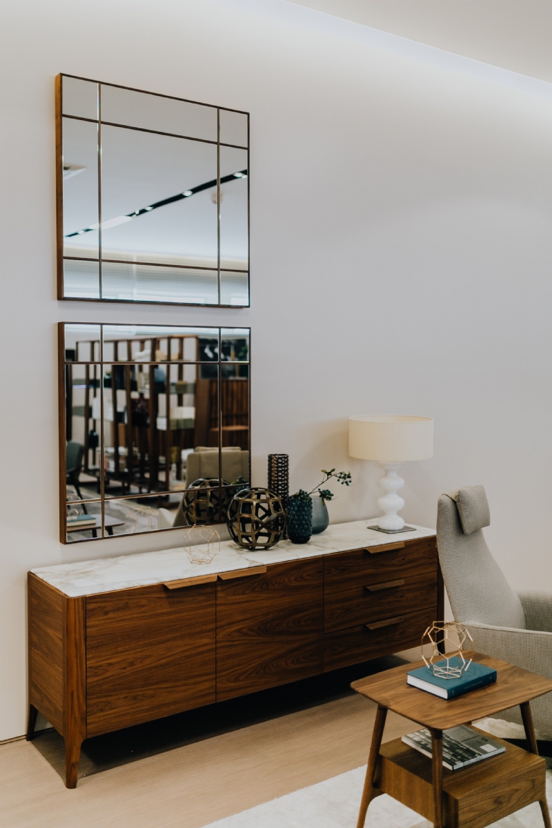 kaboompics_Wooden and marble commode with big mirrors on a wall, living room.jpg 建筑参考,局部元素,室内装饰,