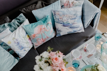 现代风格 kaboompics_Blue pillows on a comfy sofa.jpg