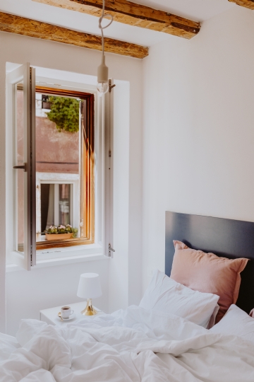 现代风格 kaboompics_White bedroom interior with window, coffee and small lamp on side table.jpg