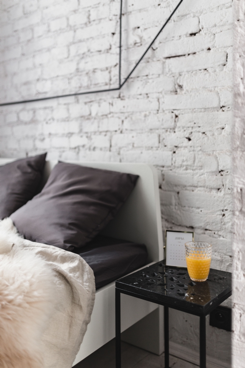 kaboompics_White brick wall, bed and marble bedside table.jpg 家装参考,卧室,现代风格,