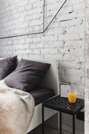 现代风格 kaboompics_White brick wall, bed and marble bedside table.jpg