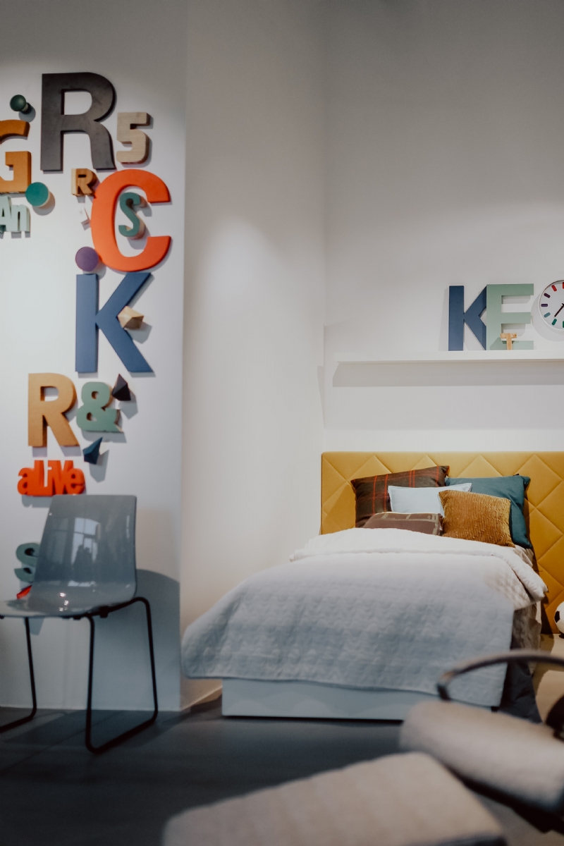 kaboompics_Bedroom with colorful letters decor.jpg 家装参考,卧室,儿童房,