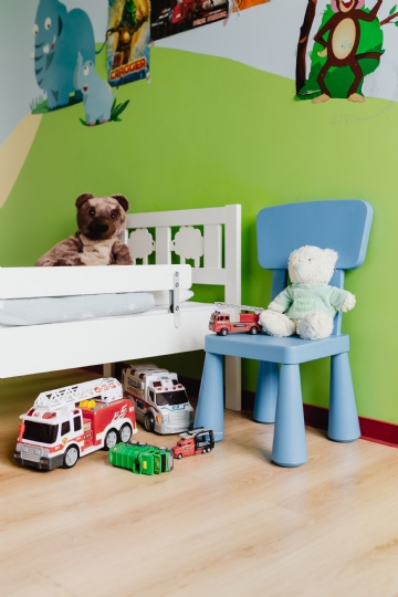 儿童房 kaboompics_Children's room with bed and toys.jpg