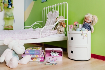 儿童房 kaboompics_Children's room with bed and toys-2.jpg