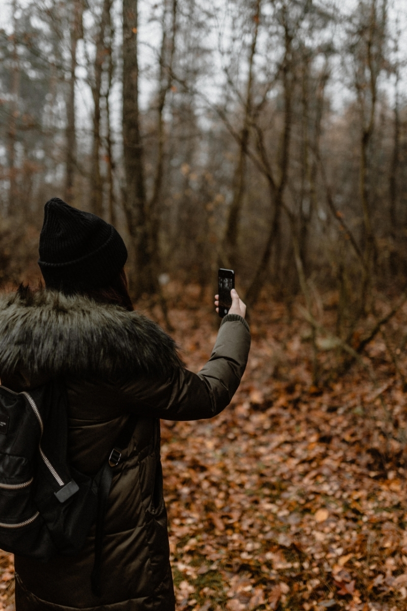 kaboompics_A woman takes a picture with her iPhone X in the autumn forest-2.jpg 方案配图,客户爱好,摄影,