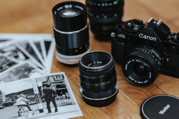 方案配图 kaboompics_Black Canon camera with lenses and black-and-white photos.jpg