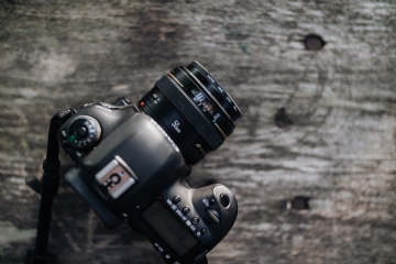 方案配图 kaboompics_DSLR camera with lens. Canon Mark IV & Canon 50mm f1.8.jpg