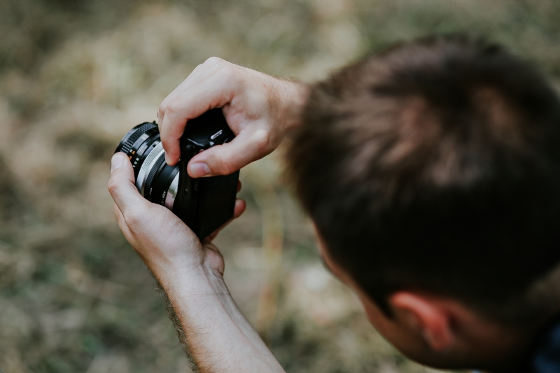 kaboompics_Man Taking Picture Outdoors.jpg 方案配图,客户爱好,摄影,