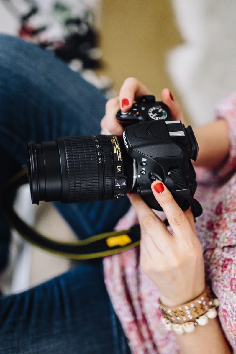 kaboompics_Woman in pink with her camera.jpg 方案配图,客户爱好,摄影,