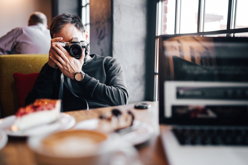 kaboompics_Young man taking photo with vintage camera.jpg 方案配图,客户爱好,摄影,