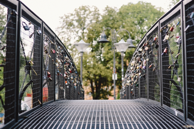 kaboompics_Love locks on a bridge.jpg 建筑参考,景观园林,