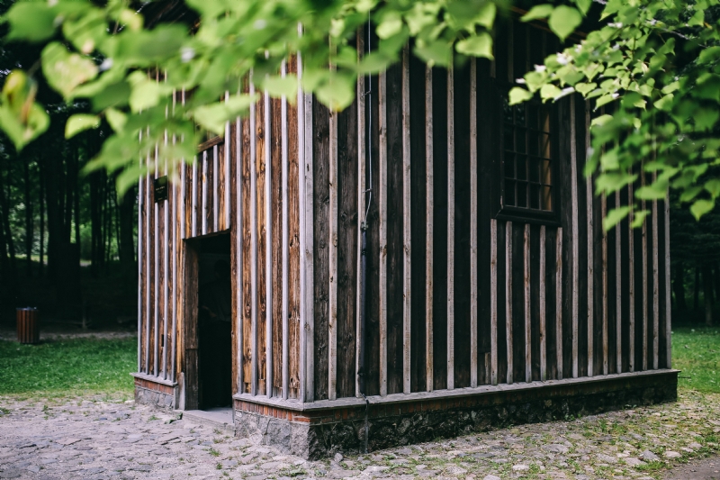 kaboompics_Wooden cabin in a forest.jpg 建筑参考,景观园林,