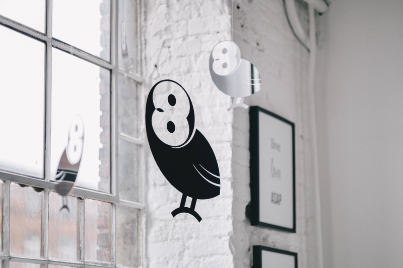 kaboompics_Little black plastic owls hanging from a ceiling.jpg 软装参考,饰品陈列,墙面装饰,