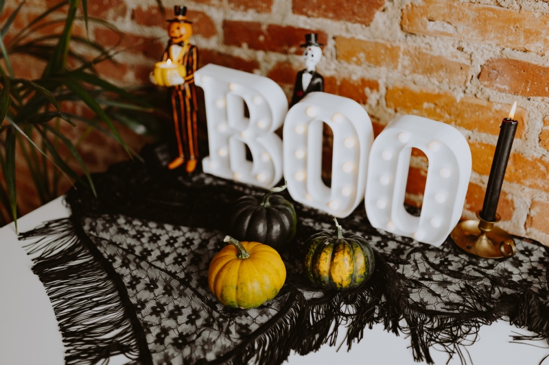 kaboompics_Halloween decorations with Boo Letters.jpg 软装参考,饰品陈列,长桌摆设,