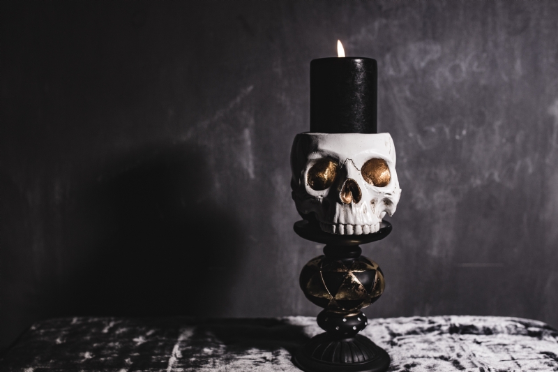 kaboompics_Halloween Skull with Candle.jpg 软装参考,饰品陈列,长桌摆设,