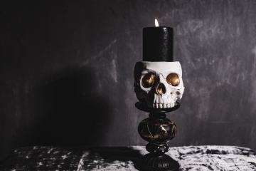 软装参考 kaboompics_Halloween Skull with Candle.jpg