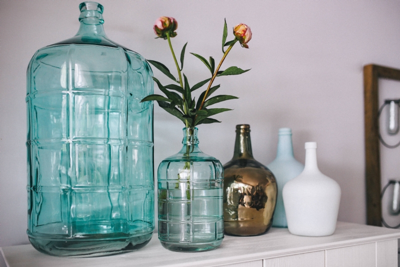 kaboompics_Jugs and flowers on a wardrobe.jpg 软装参考,饰品陈列,长桌摆设,