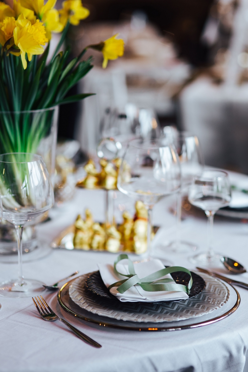 kaboompics_Table decorations with golden motifs and yellow flowers.jpg 软装参考,饰品陈列,圆桌摆设,