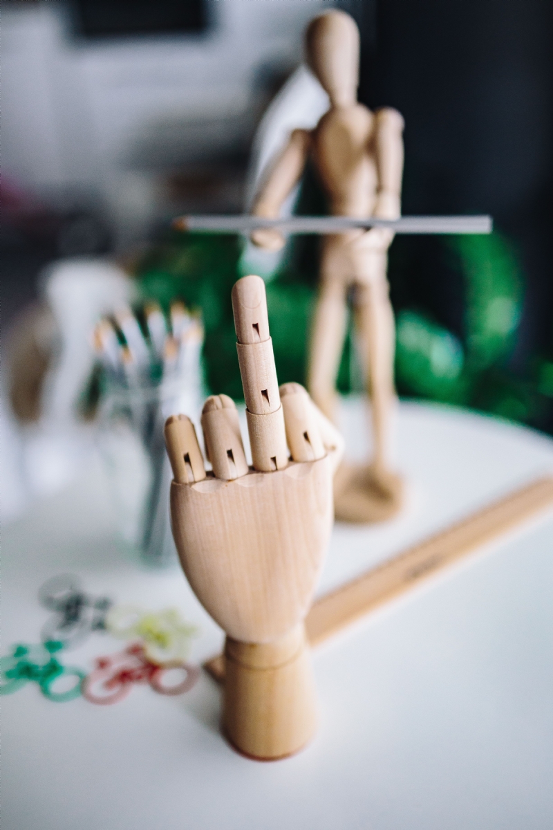 kaboompics_Wooden hand doing gesture.jpg 软装参考,饰品陈列,圆桌摆设,