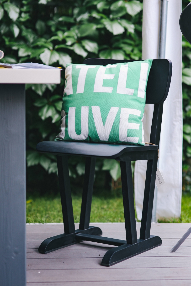 kaboompics_Black chair with a pillow.jpg 软装单品,座具,餐椅,
