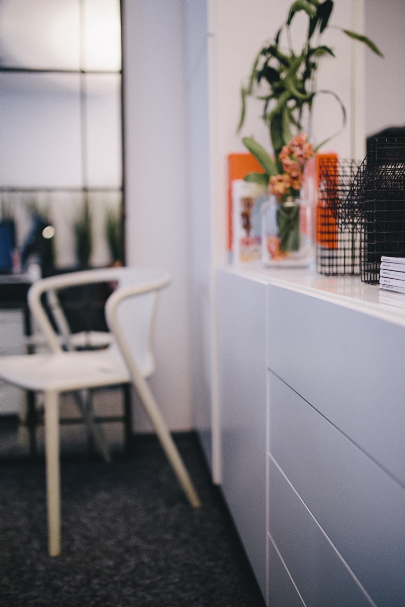 kaboompics_Datails of minimal interior.jpg 软装单品,座具,餐椅,