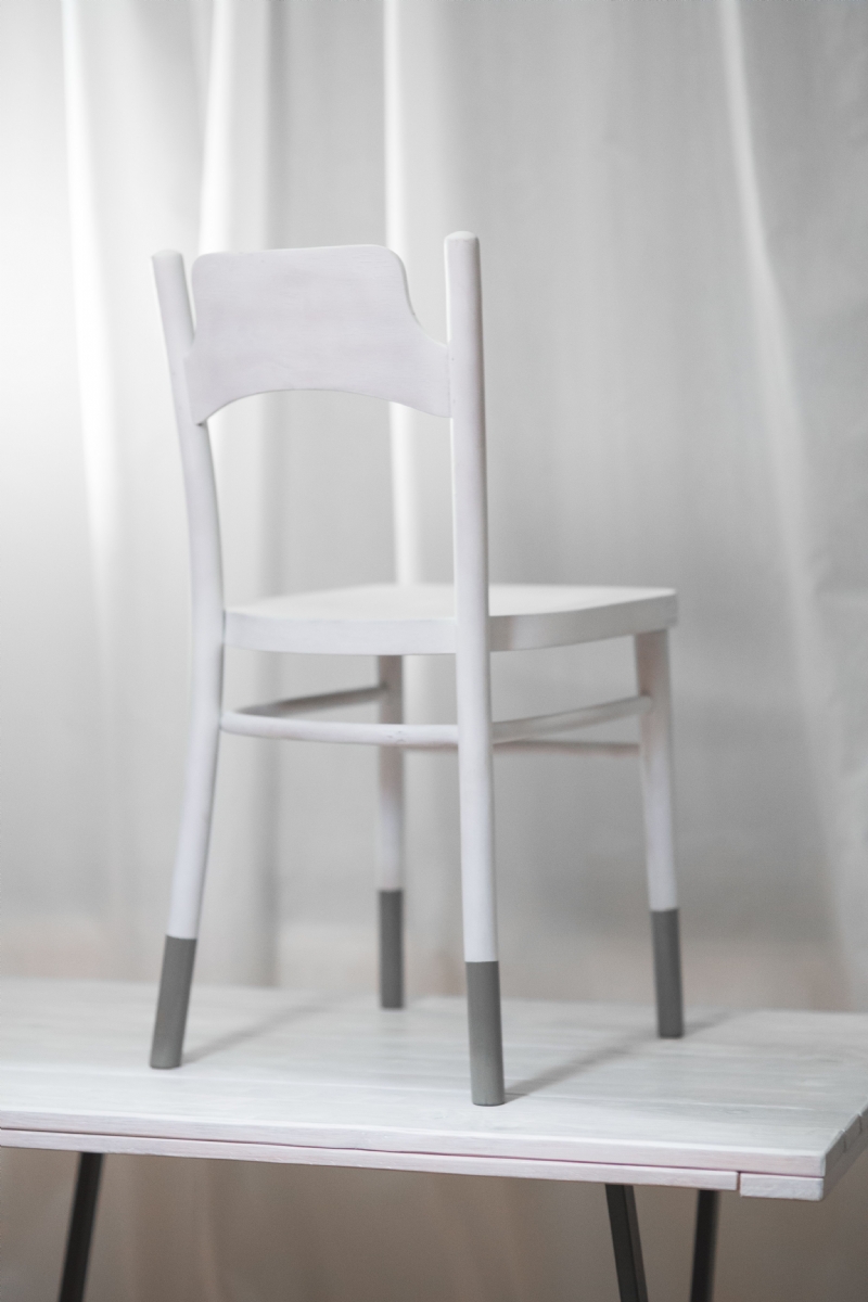 kaboompics_White chair on a table.jpg 软装单品,座具,餐椅,