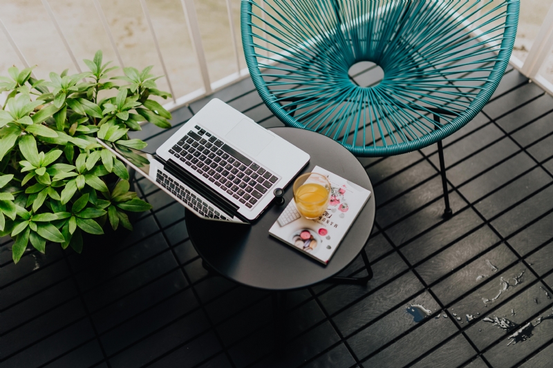 kaboompics_A stylish garden chair and a small table on the balcony. Macbook laptop, book and a glass of orange juice..jpg 软装单品,座具,户外椅,