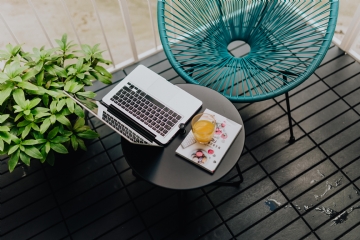 户外椅 kaboompics_A stylish garden chair and a small table on the balcony. Macbook laptop, book and a glass of orange juice..jpg