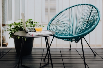 户外椅 kaboompics_A stylish garden chair and a small table on the balcony.jpg