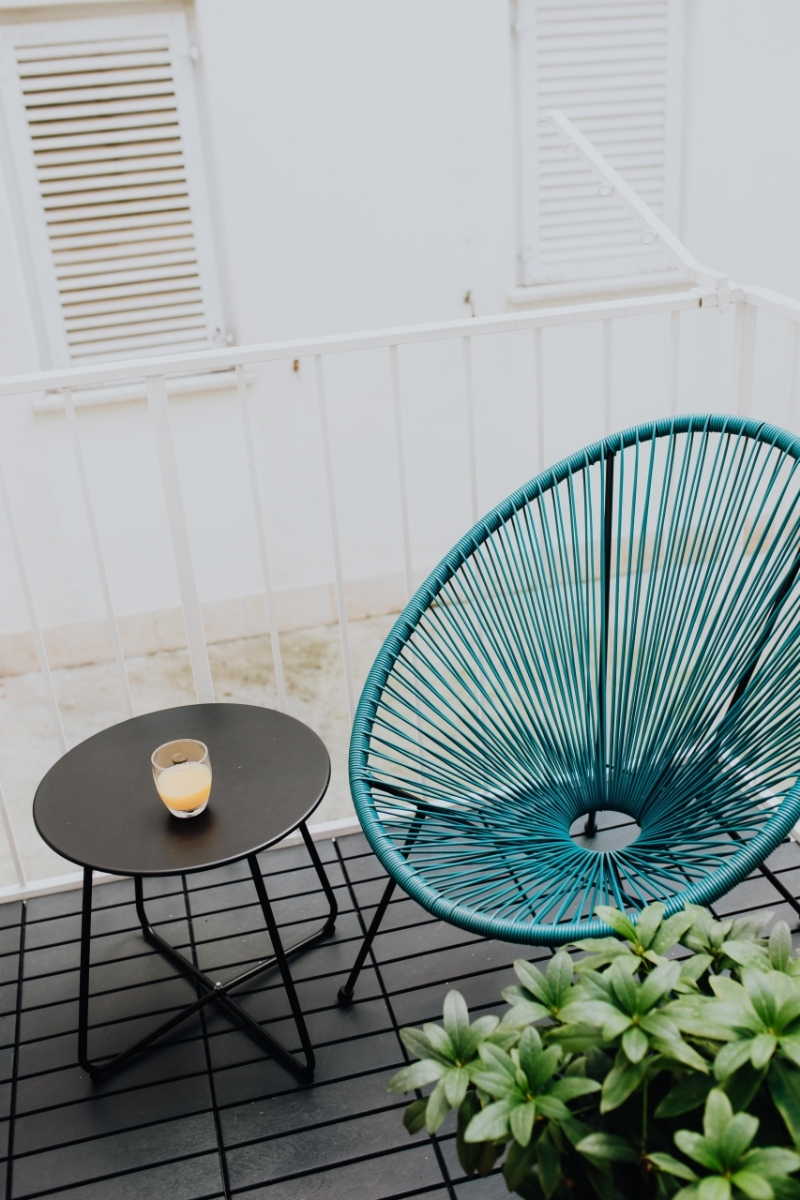 kaboompics_A stylish garden chair and a small table on the balcony-2.jpg 软装单品,座具,户外椅,