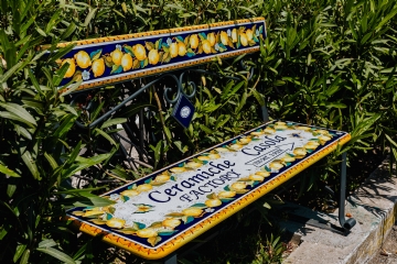 户外椅 kaboompics_Amalfi lemon theme bench.jpg