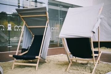 户外椅 kaboompics_Beach chairs on sand.jpg