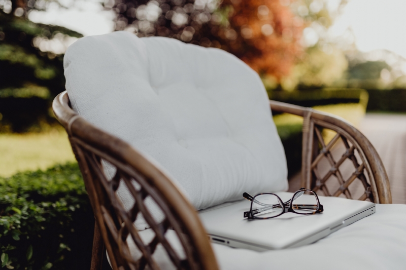 kaboompics_Outdoor office with laptop and glasses.jpg 软装单品,座具,休闲椅,