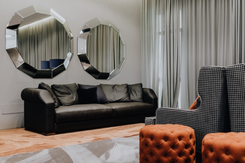 kaboompics_Black leather sofa and big mirrors in living room..jpg 软装单品,座具,沙发,