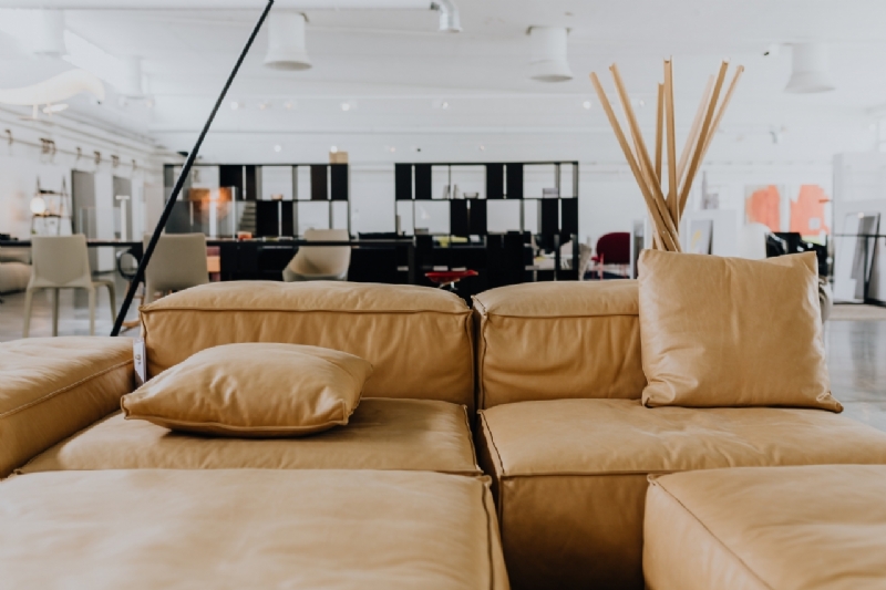 kaboompics_Come up of Modern & Contemporary Tan Leather Sofa-2.jpg 软装单品,座具,沙发,