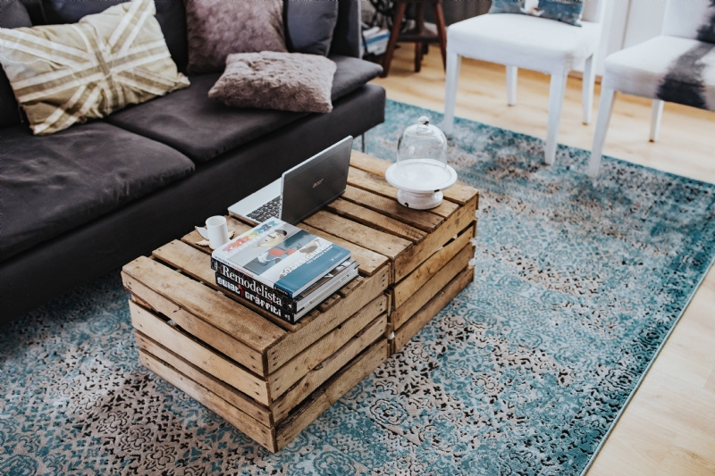 kaboompics_Designer living room interior with a wooden box table and a light blue carpet.jpg 软装单品,座具,沙发,