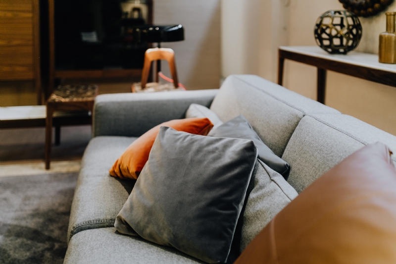 kaboompics_Grey and orange pillows on a sofa.jpg 软装单品,座具,沙发,