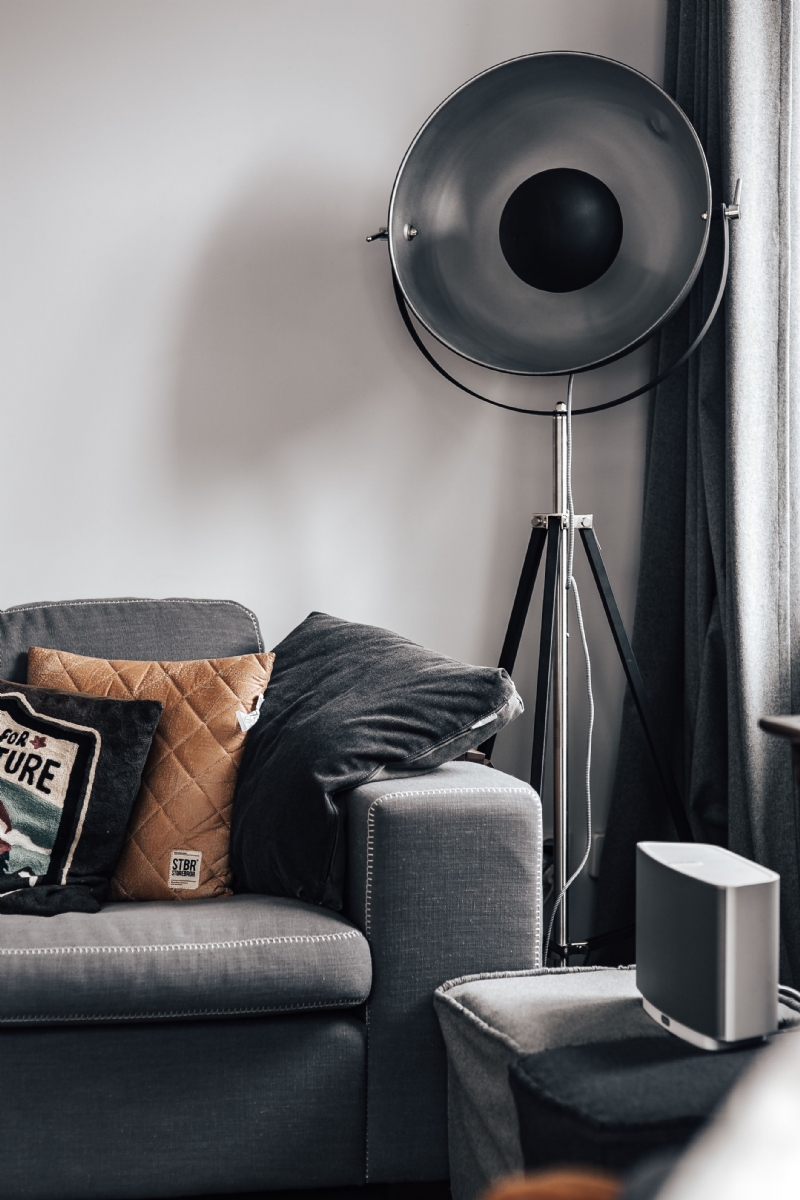 kaboompics_Grey couch, pillows, floor lamp.jpg 软装单品,座具,沙发,