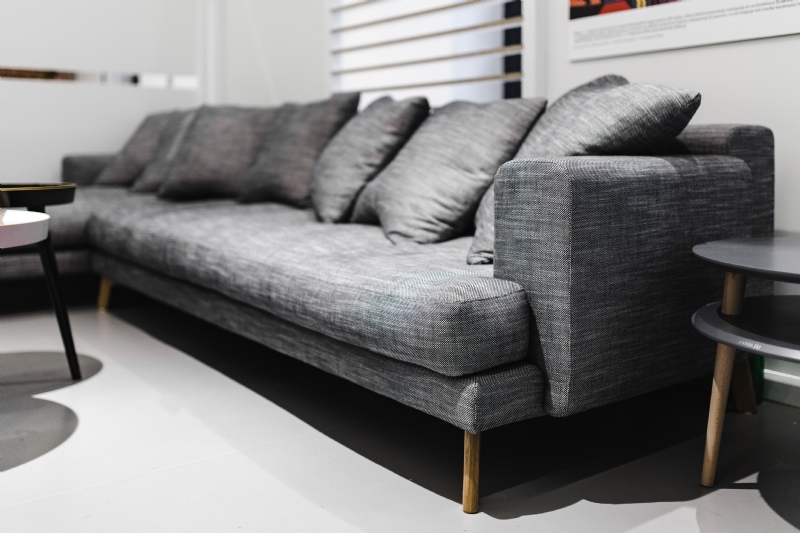 kaboompics_Grey long sofa with pillows.jpg 软装单品,座具,沙发,