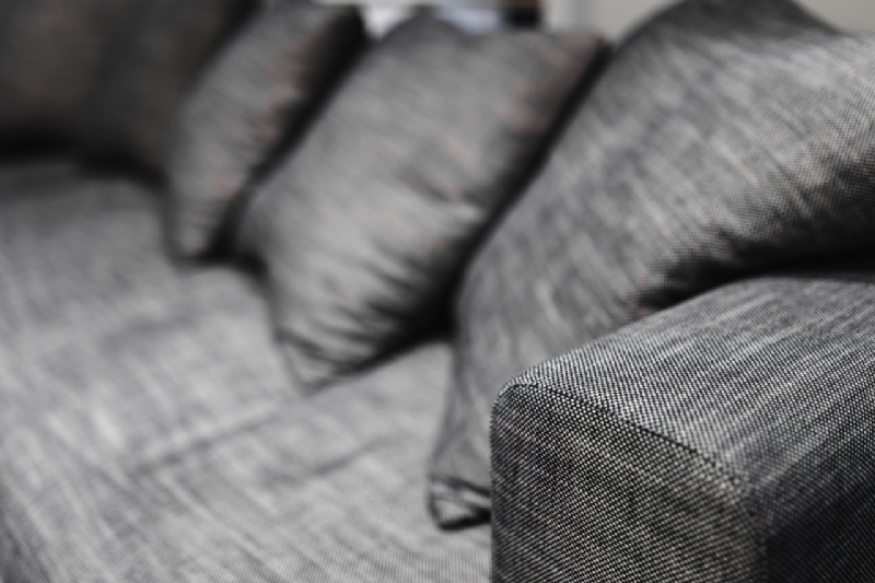 kaboompics_Grey long sofa with pillows-2.jpg 软装单品,座具,沙发,